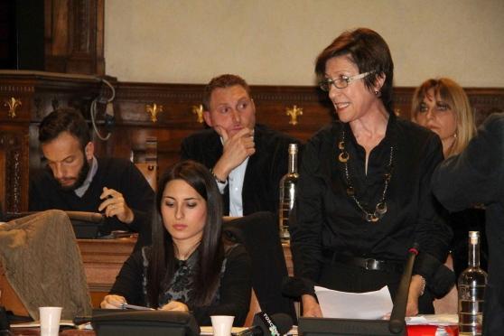 La consigliera Pd Roberta Lombardi durante un intervento in consiglio comunale (foto Batavia)