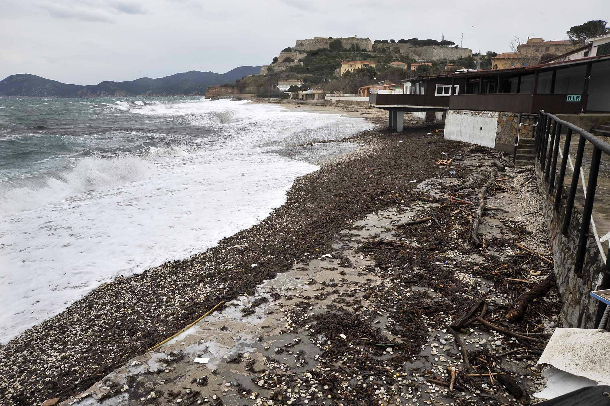 La mareggiata dei giorni scorsi sulla costa di Portoferraio