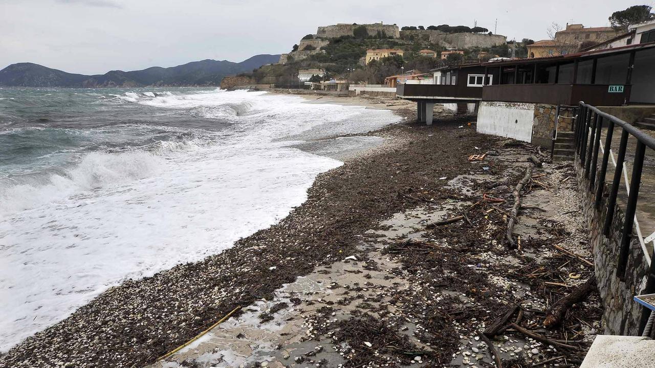 La mareggiata dei giorni scorsi sulla costa di Portoferraio