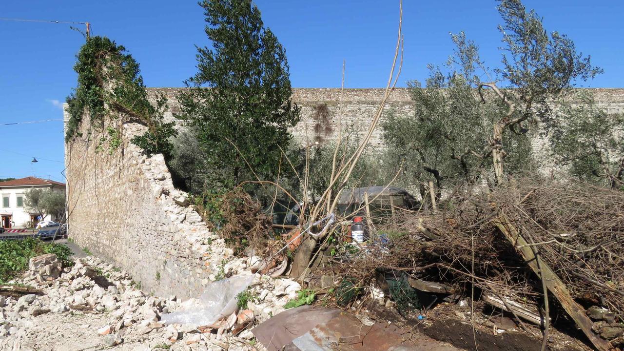 Il crollo delle mura in San Niccolò (foto Batavia)