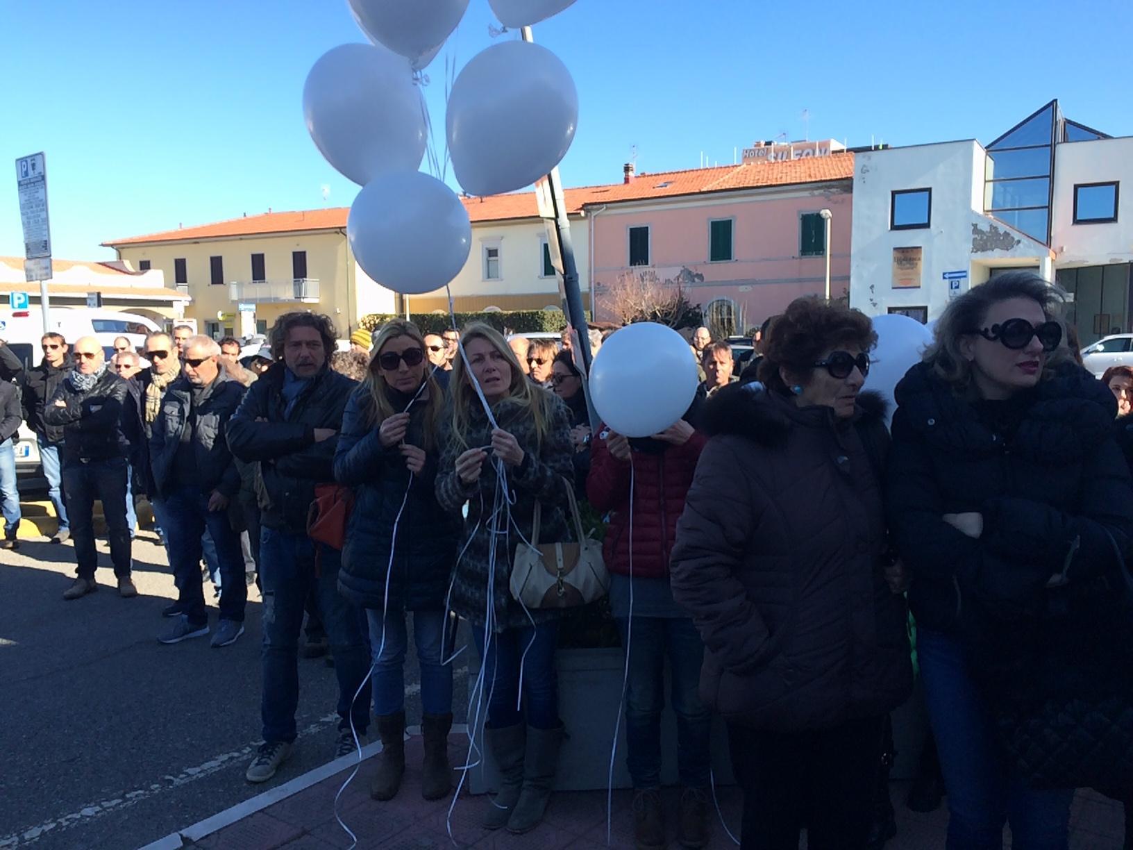 Palloncini bianchi per dire addio a Dario Guerzoni