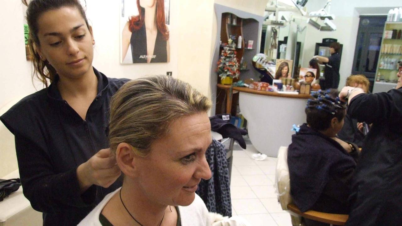 Una parrucchiera al lavoro in un salone di bellezza