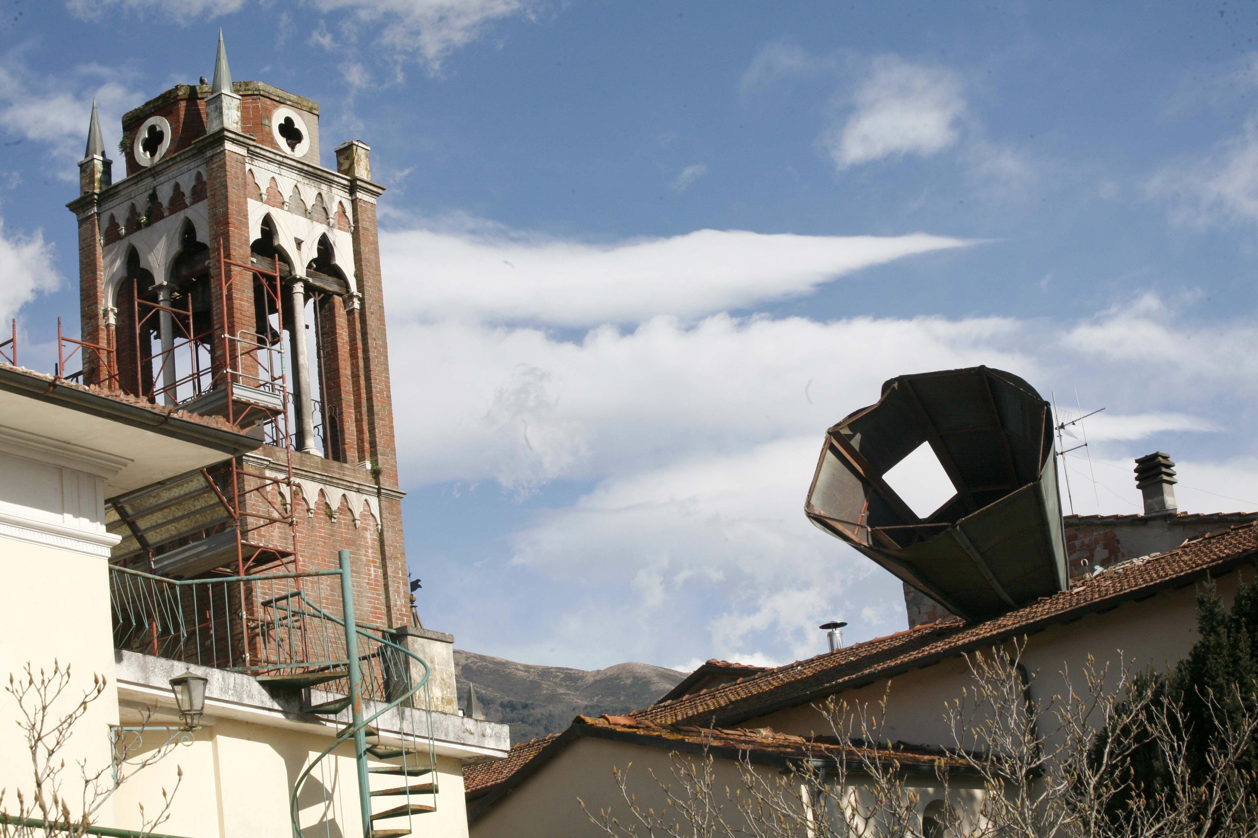Il campanile della chiesa volato sopra un tetto