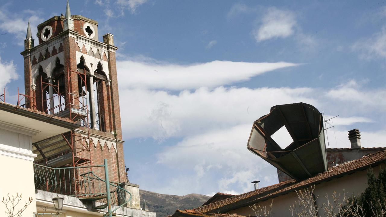 Il campanile della chiesa volato sopra un tetto