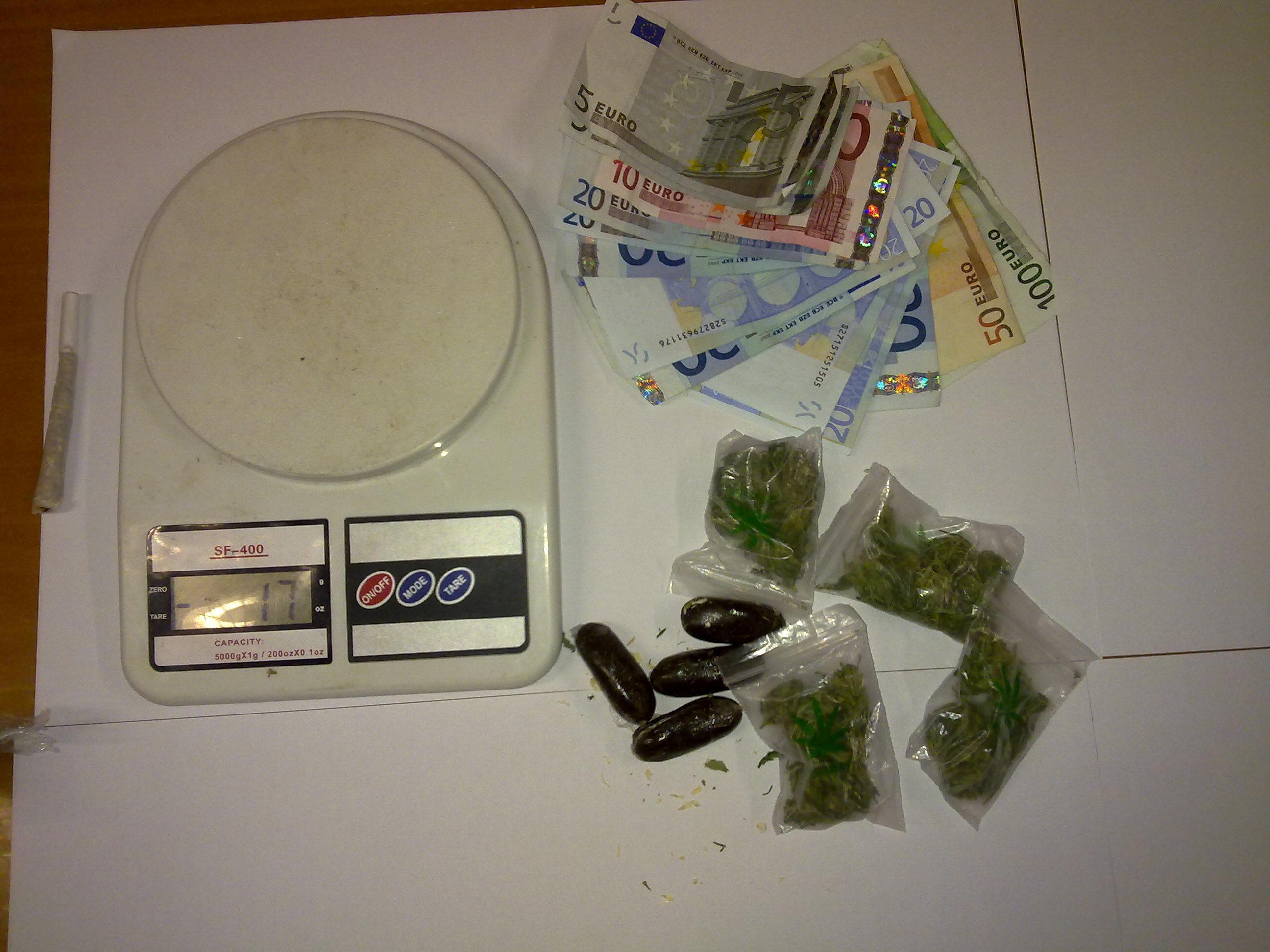 Usa Whatsapp e Messenger per vendere droga agli studenti