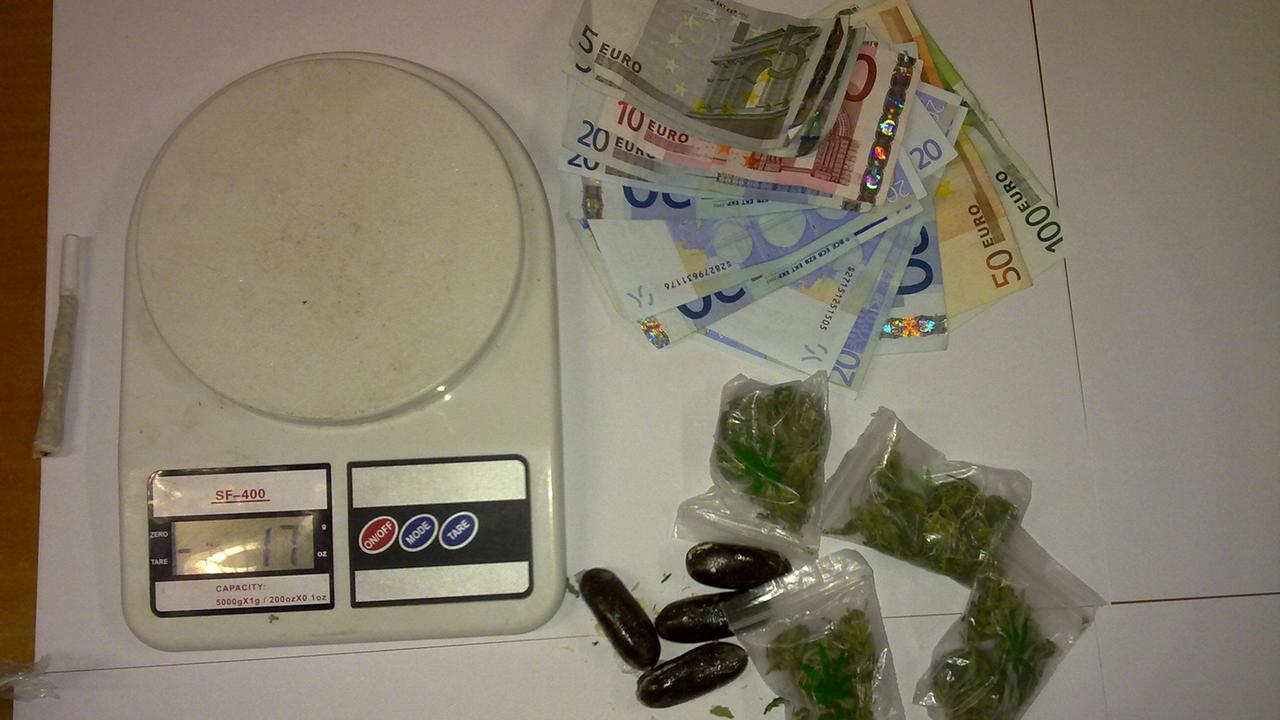 Usa Whatsapp e Messenger per vendere droga agli studenti