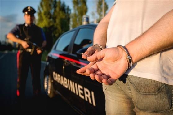 Picchia la moglie e la ferisce con un cutter: arrestato