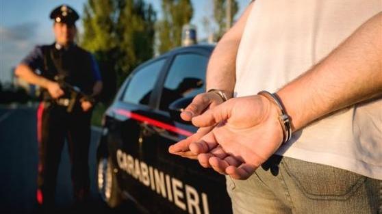 Picchia la moglie e la ferisce con un cutter: arrestato