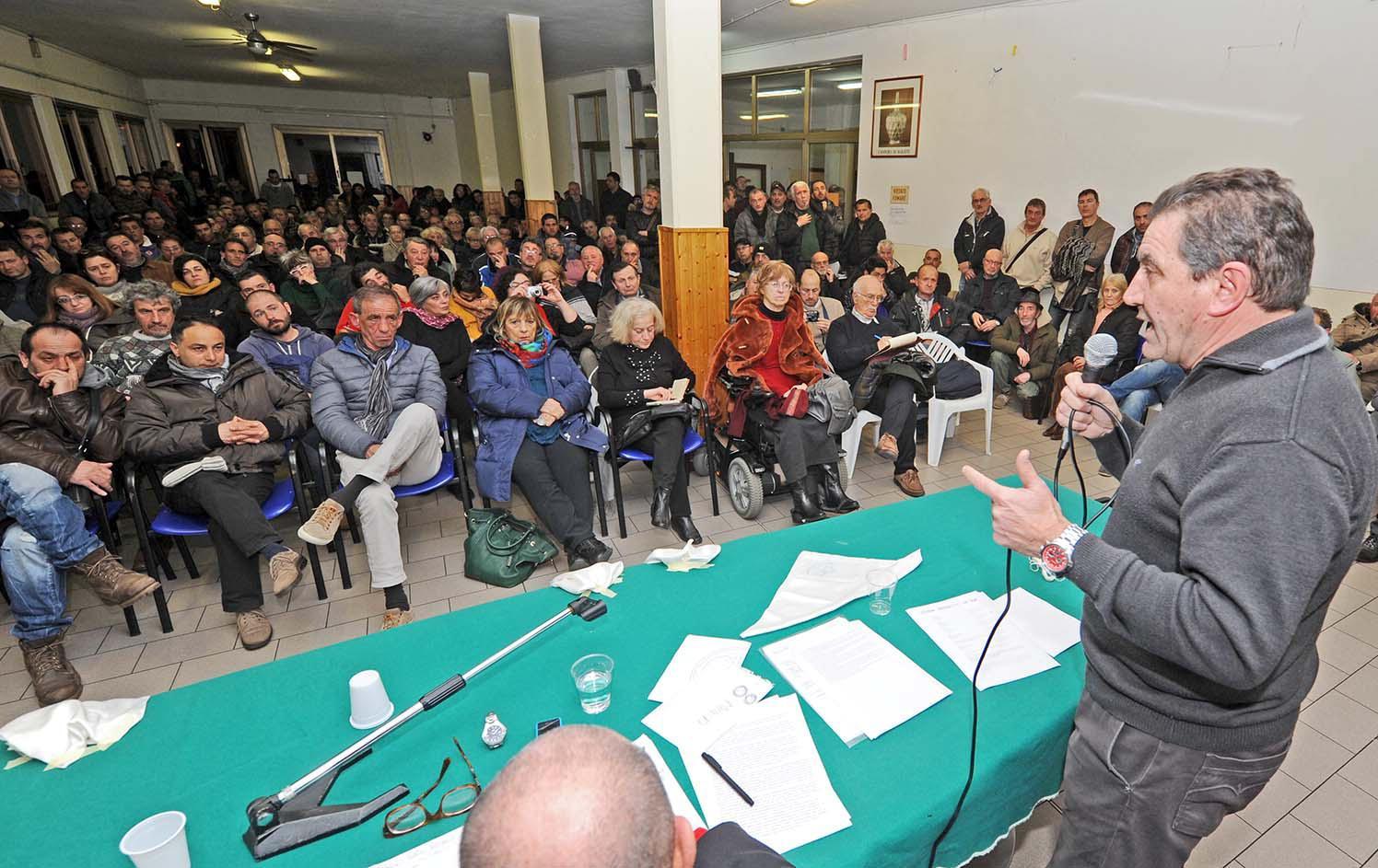 L'intervento di Luciano Gabrielli nella sala del Perticale, gremita di pubblico