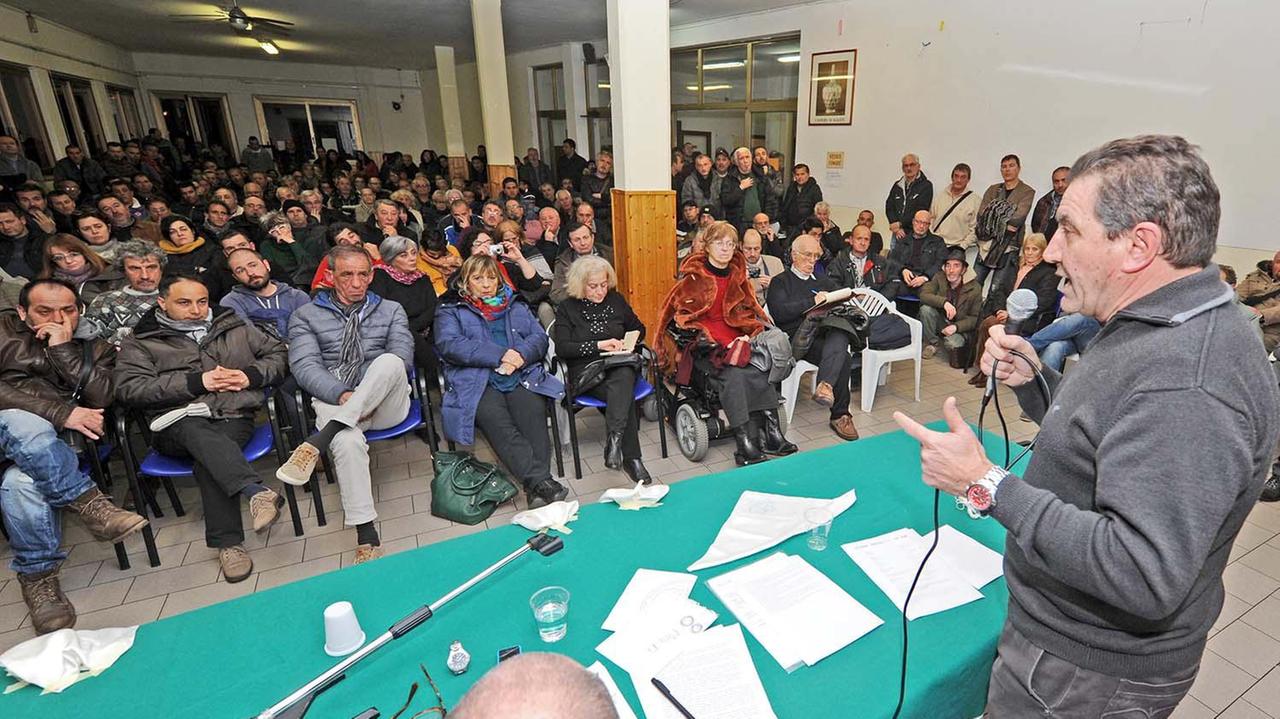 L'intervento di Luciano Gabrielli nella sala del Perticale, gremita di pubblico