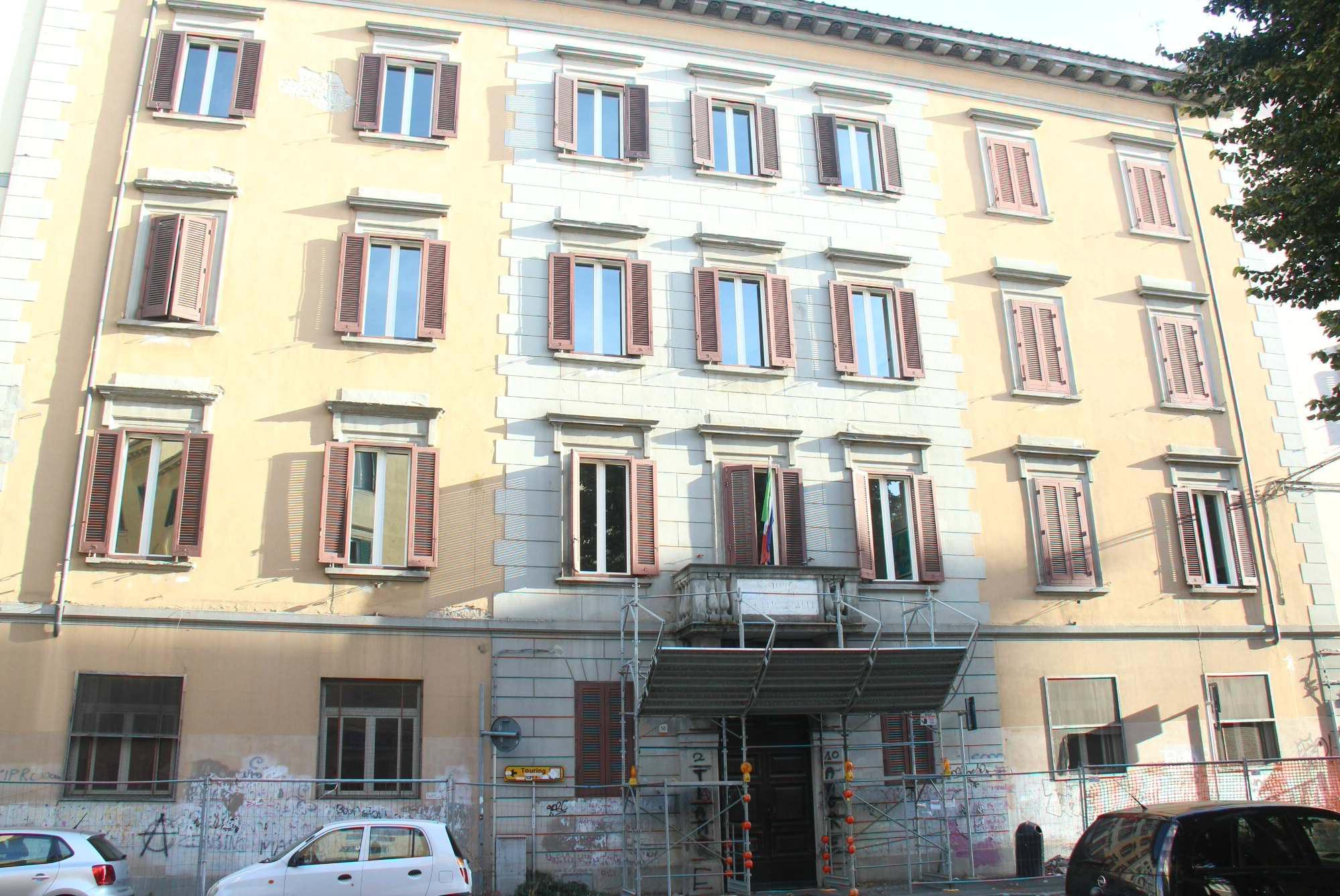 Si Denuda E Poi Entra Nella Scuola per Fare Una Doccia Il Tirreno