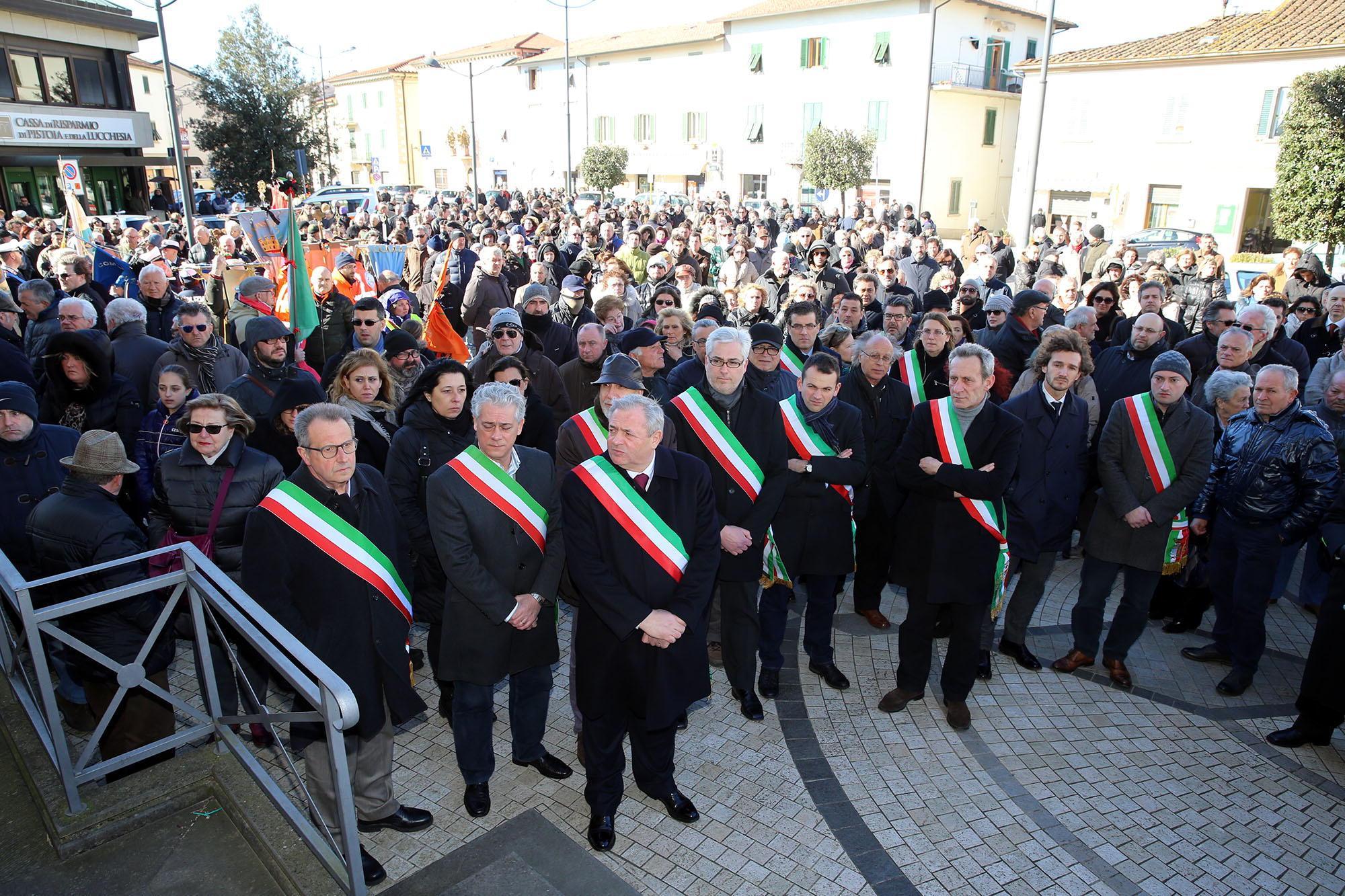 I sindaci della Valdinievole in piazza a San Rocco ai funerali di Antonio Pappalardo