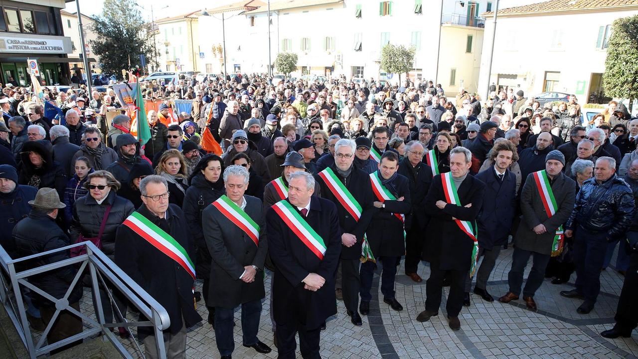 I sindaci della Valdinievole in piazza a San Rocco ai funerali di Antonio Pappalardo