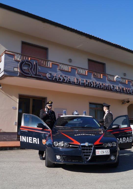 Una pattuglia di carabinieri di fronte alla Cassa di risparmio