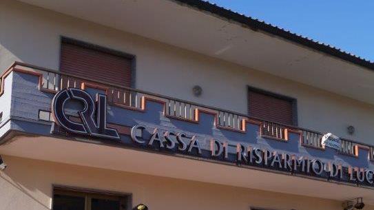 Una pattuglia di carabinieri di fronte alla Cassa di risparmio