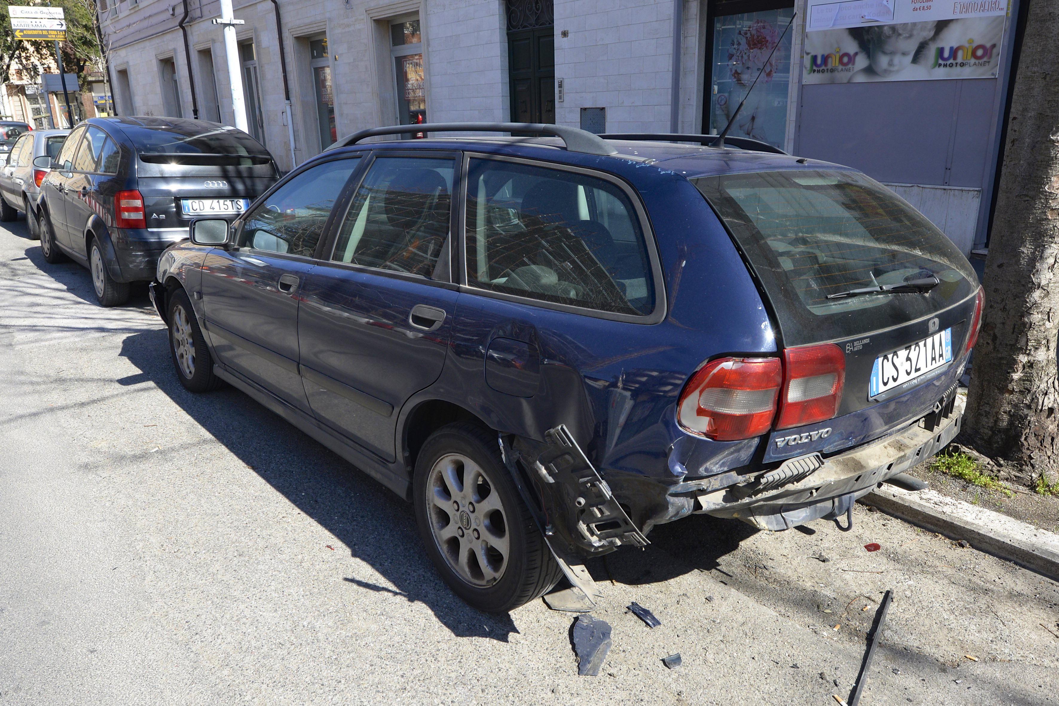 L'auto danneggiata sul viale Sonnino (foto Bf)