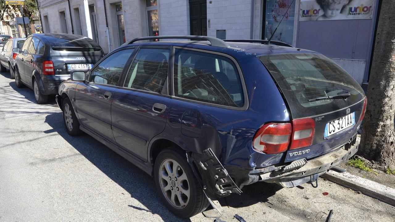 L'auto danneggiata sul viale Sonnino (foto Bf)