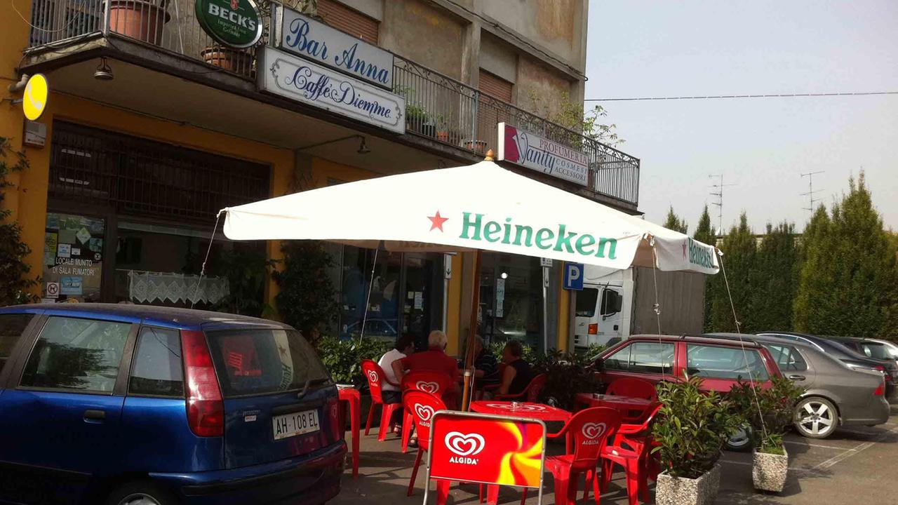 "Andate fuori a fumare". Ma distruggono il bar
