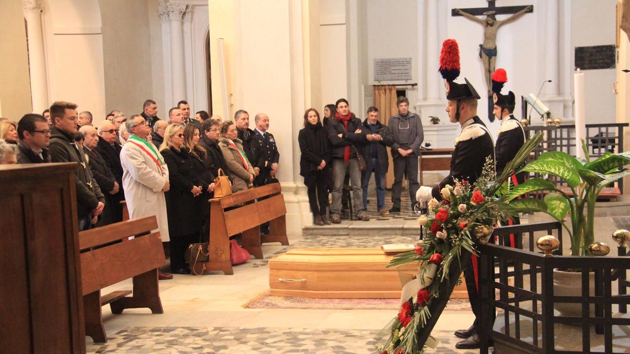 La bara di Addimandi appoggiata nel Duomo di Orbetello (foto Russo)