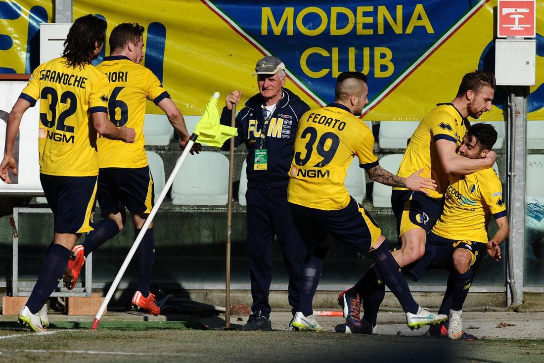 L'esultanza di Garritano dopo il gol vittoria con il Frosinone
