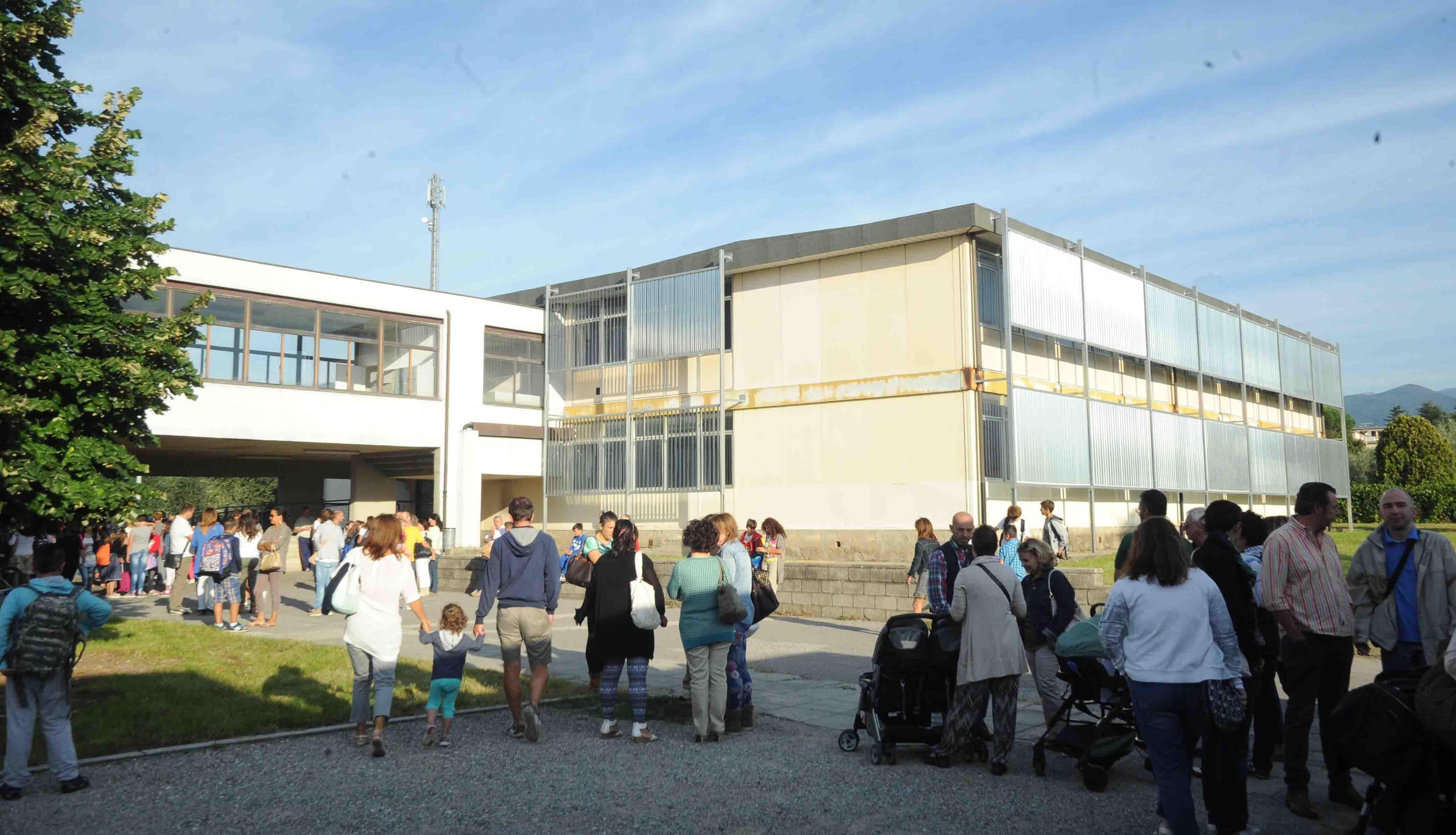 La scuola media Roncalli resterà chiusa almeno una settimana (foto Gori)