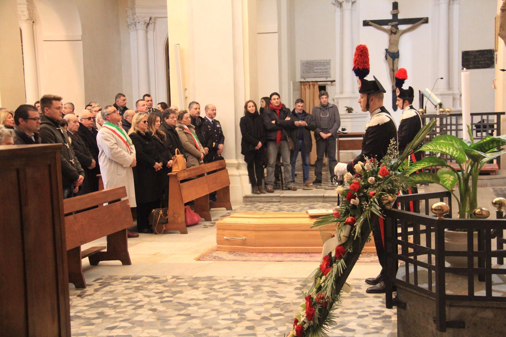 La bara di Addimandi al centro della chiesa (foto Russo)