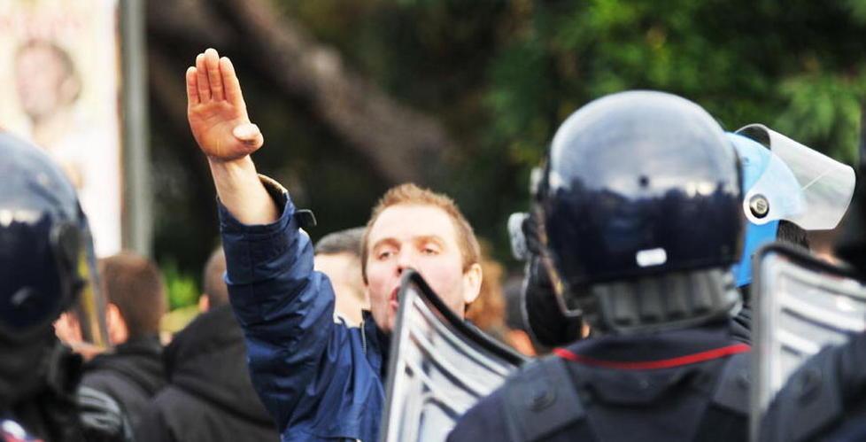 Uno degli ultrà del Verona durante il saluto fascista (foto Laura Lezza)