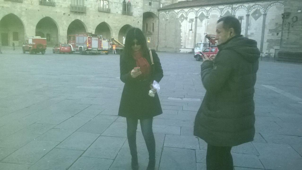 La sosia di Laura Pausini in piazza del Duomo a Pistoia