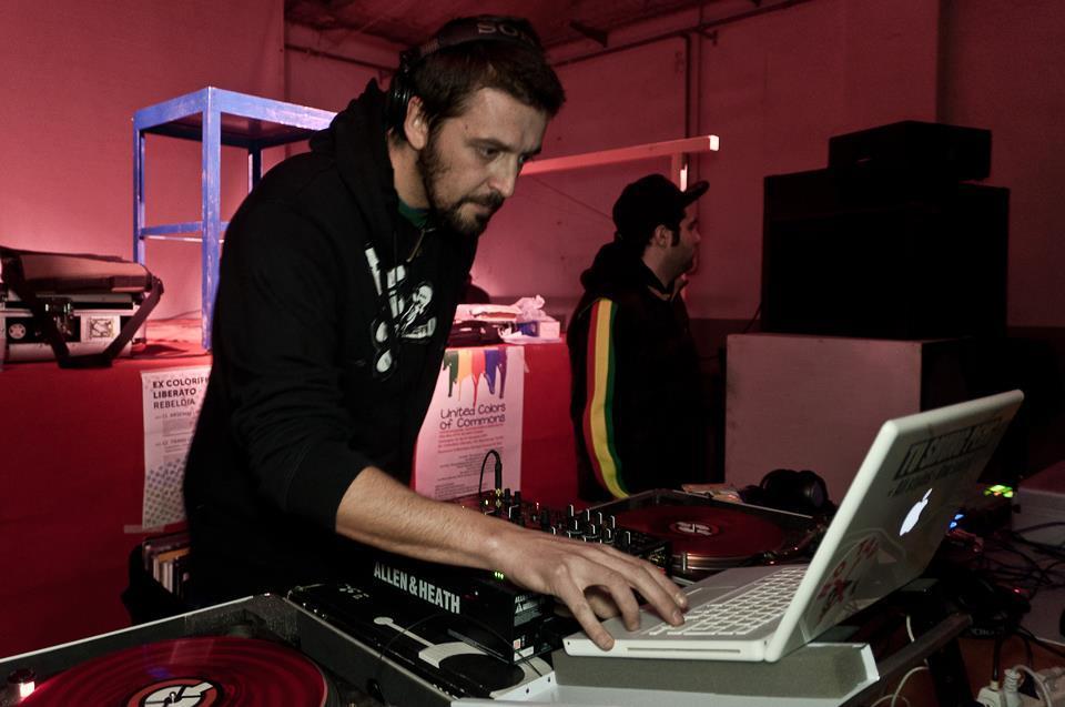 Il dj Riccardo Cappelli durante un concerto