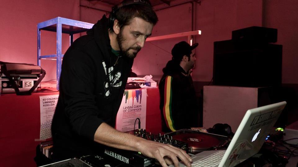 Il dj Riccardo Cappelli durante un concerto