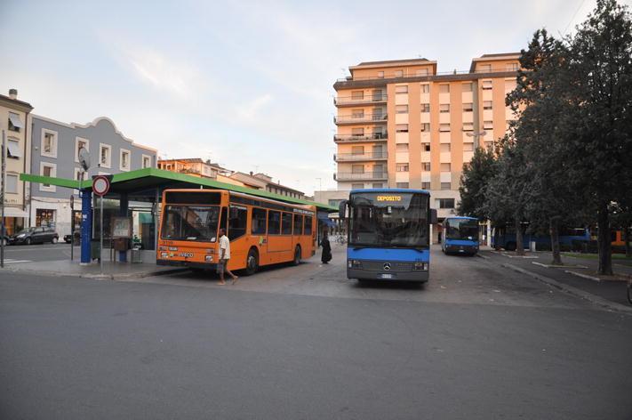 Il capolinea degli autobus in piazza della Libertà