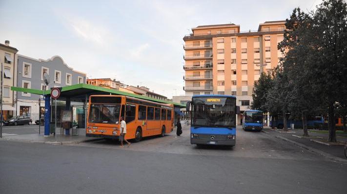 Il capolinea degli autobus in piazza della Libertà