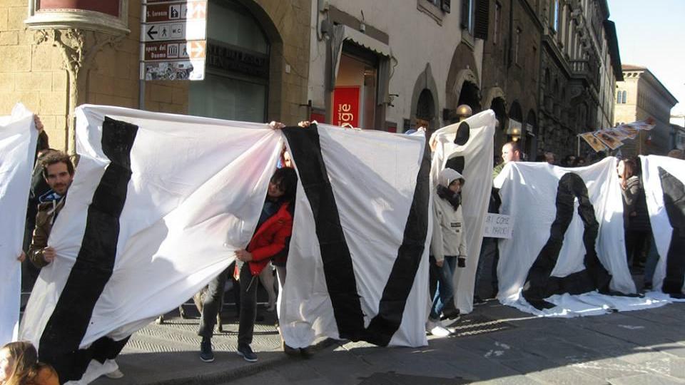 I manifestanti mostrano le lenzuola