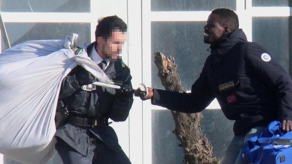 Il "duello" tra il venditore abusivo e il finanziere che verrà accerchiato (foto Vincenzoni - Sestini)