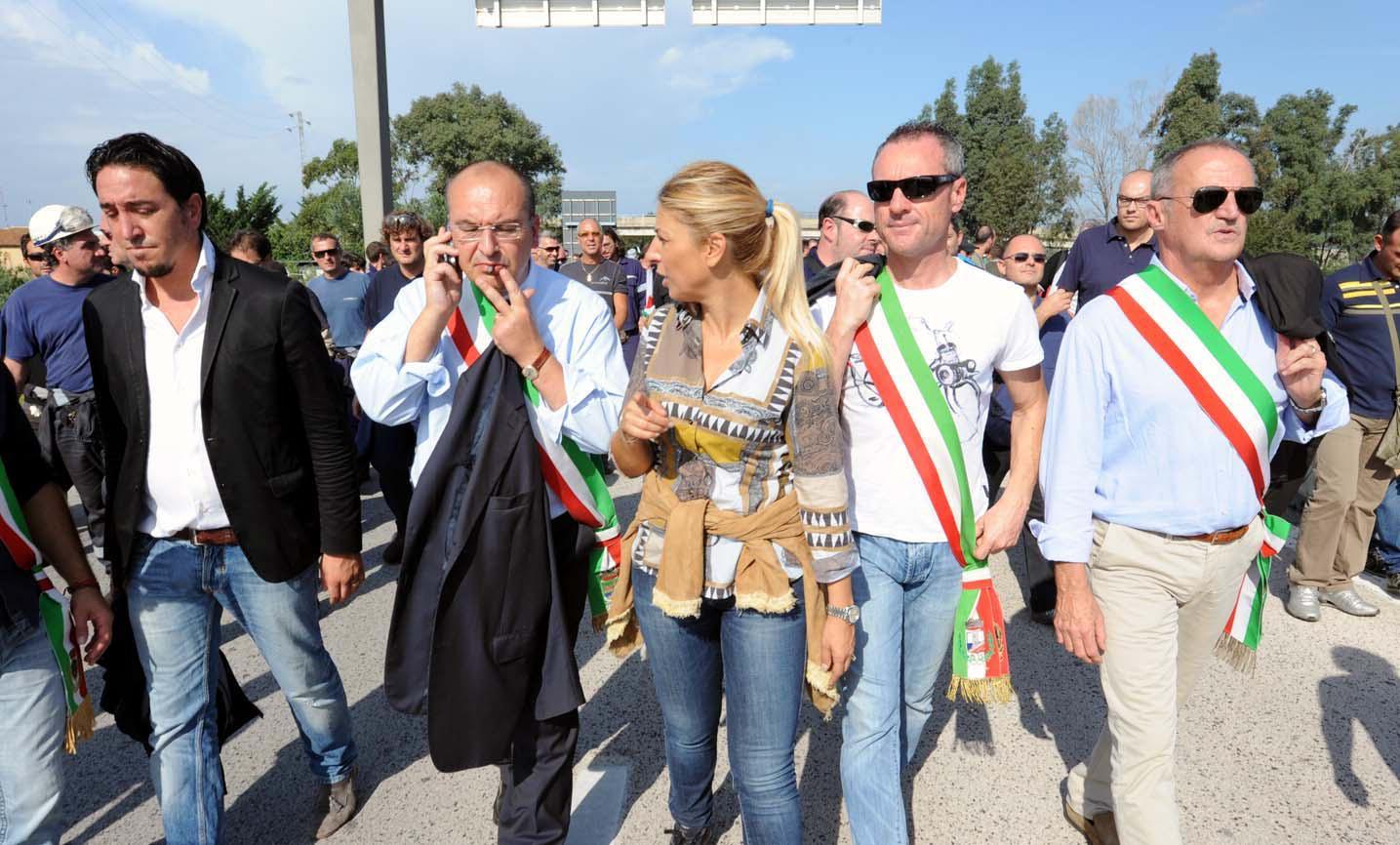 Matteo Tortolini, Gianni Anselmi e Silvia Velo a una manifestazione in difesa del polo siderurgico 