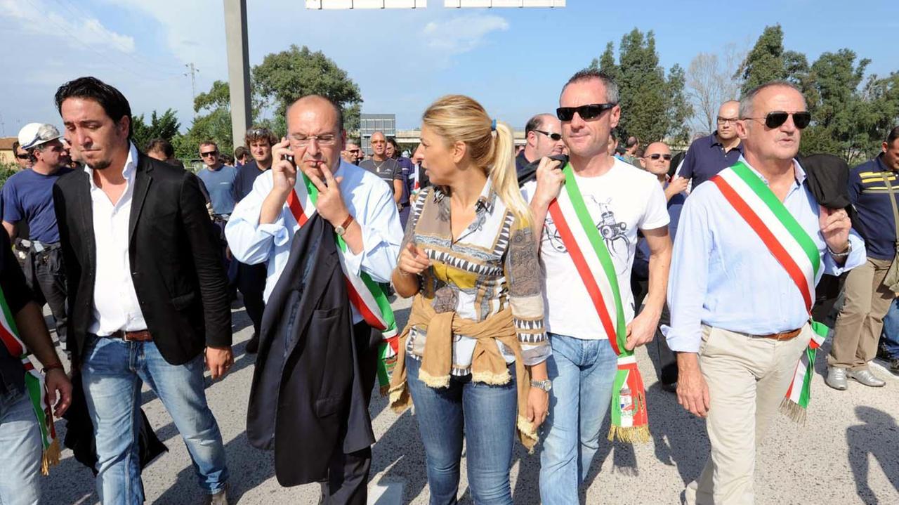Matteo Tortolini, Gianni Anselmi e Silvia Velo a una manifestazione in difesa del polo siderurgico