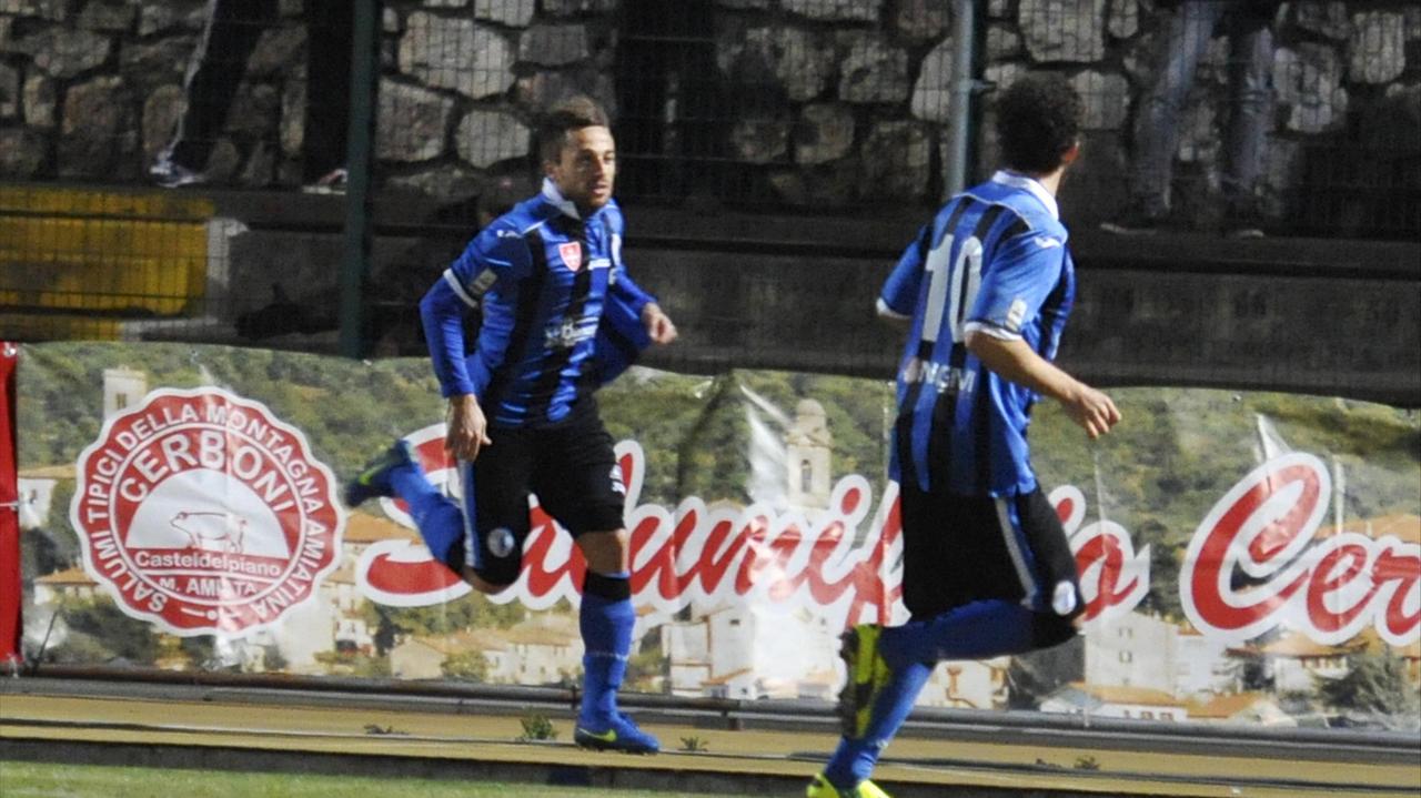 Floriano e Arrighini (Pisa) festeggiano dopo il gol