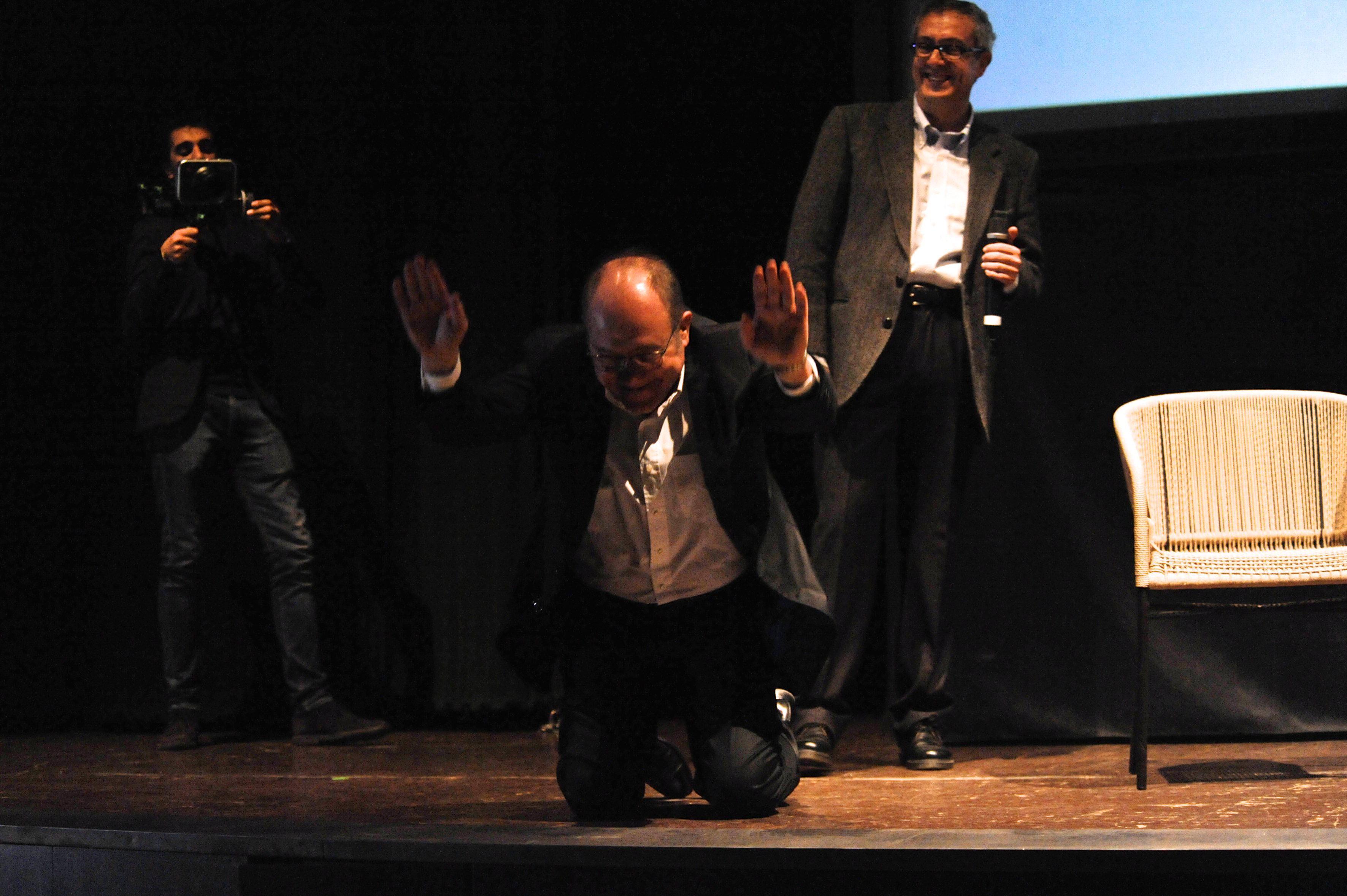 L'inchino di Carlo Verdone sul palcoscenico del Teatro Moderno (foto Bf)