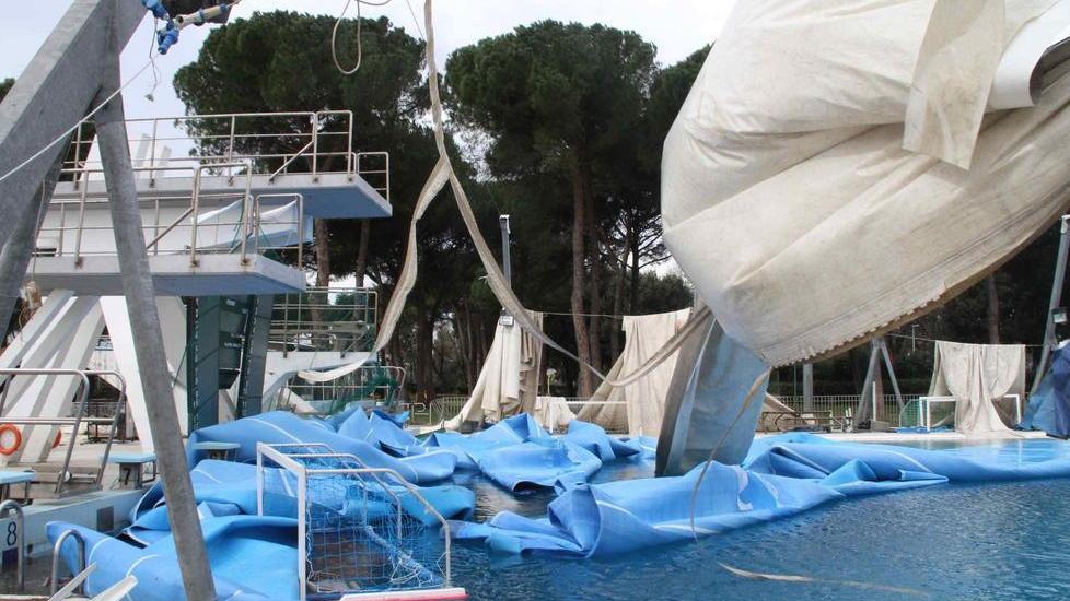 Piscina agibile ma solo all’aperto