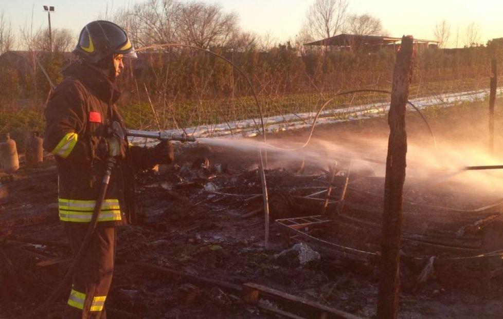 Incendio distrugge serre e roulotte
