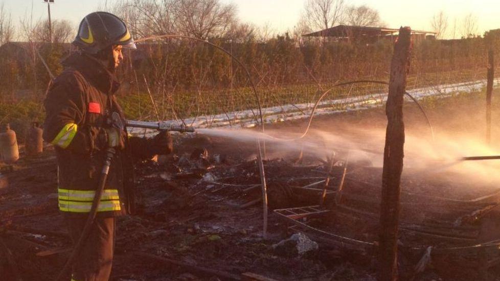 Incendio distrugge serre e roulotte