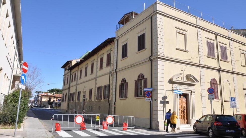 Cadute tegole dal tetto dell’asilo