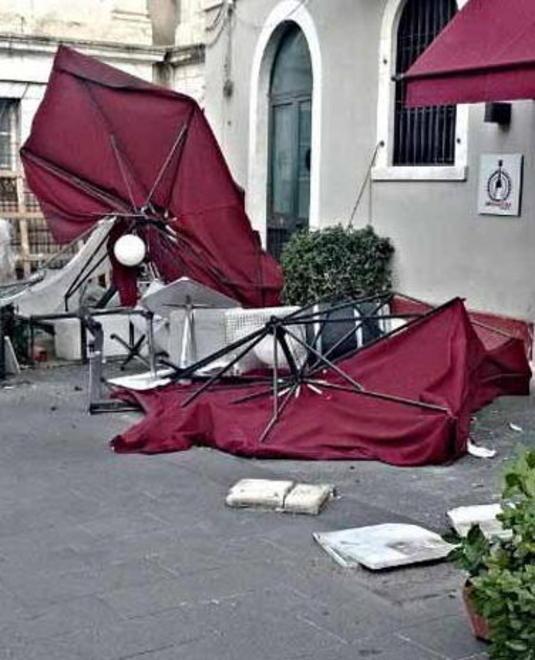 Piante, si temono nuovi crolli Riaprono bar e pub 