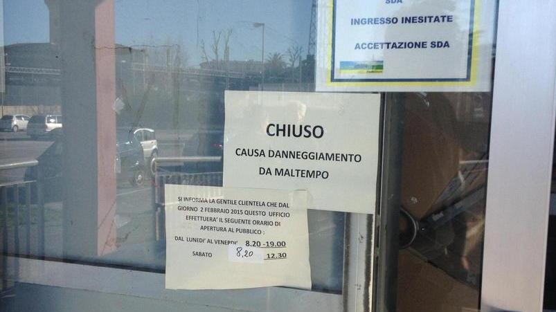 Crolla il soffitto alle poste di via Masi
