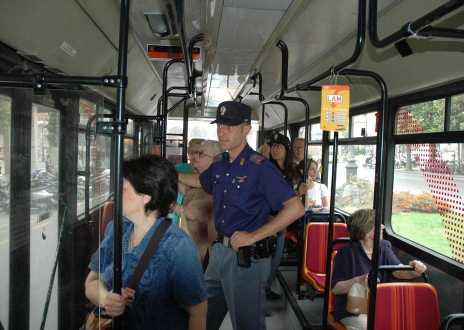 Molesta le donne sul bus, denunciato 