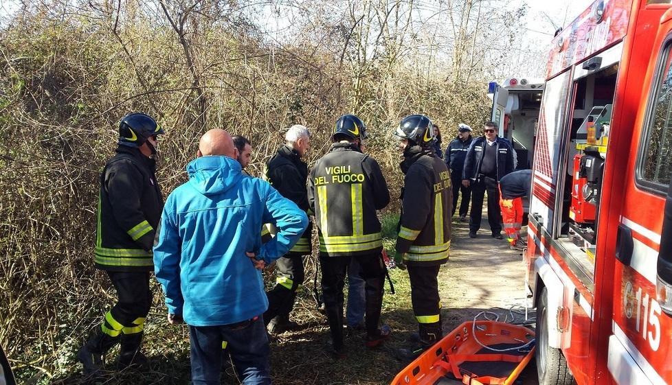 Nella scarpata con l’auto Salvato dai soccorritori 