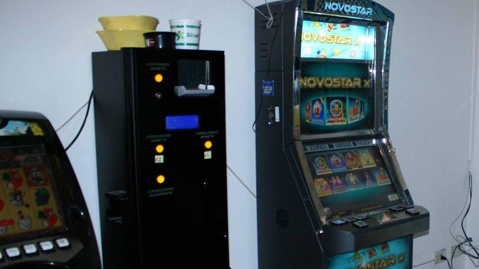 L’auto usata come ariete Spaccata al bar Italia