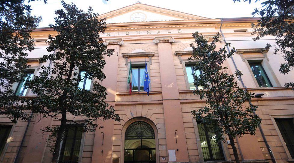 Ndrangheta, una donna ancora latitante dopo un mese 