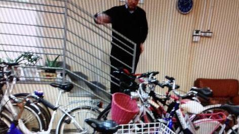 Giovanni Basso con le nuove bici nella sede dell'associazione
