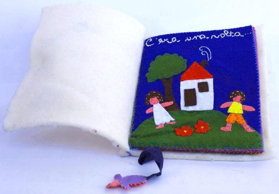 Un libro in feltro per bambini realizzato a mano da Carolina Mariti